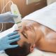 soin de visage à une esthéticienne